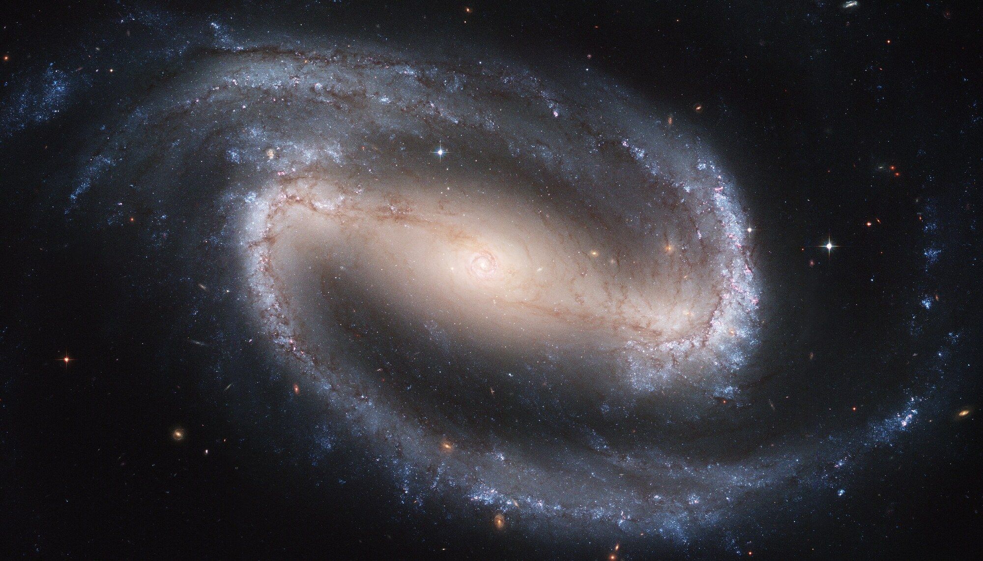 Ο σπειροειδής γαλαξίας NGC 1300 με τη φωτεινή ράβδο στο κέντρο του, ένας ολόκληρος γαλαξίας μέσα στο σκοτάδι του διαστήματος.