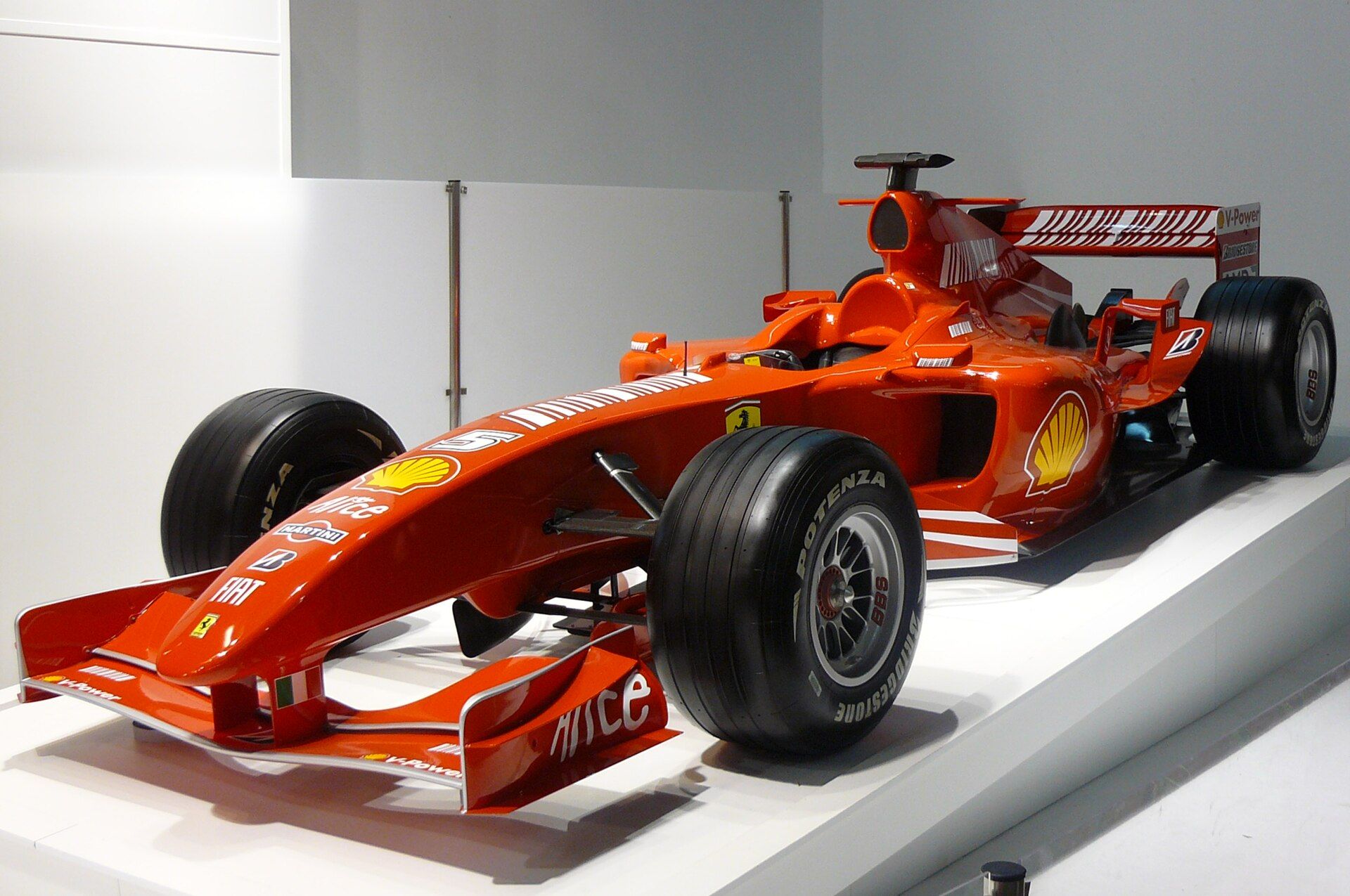 Κόκκινο μονοθέσιο της Ferrari για τη Formula 1 σε έκθεση.