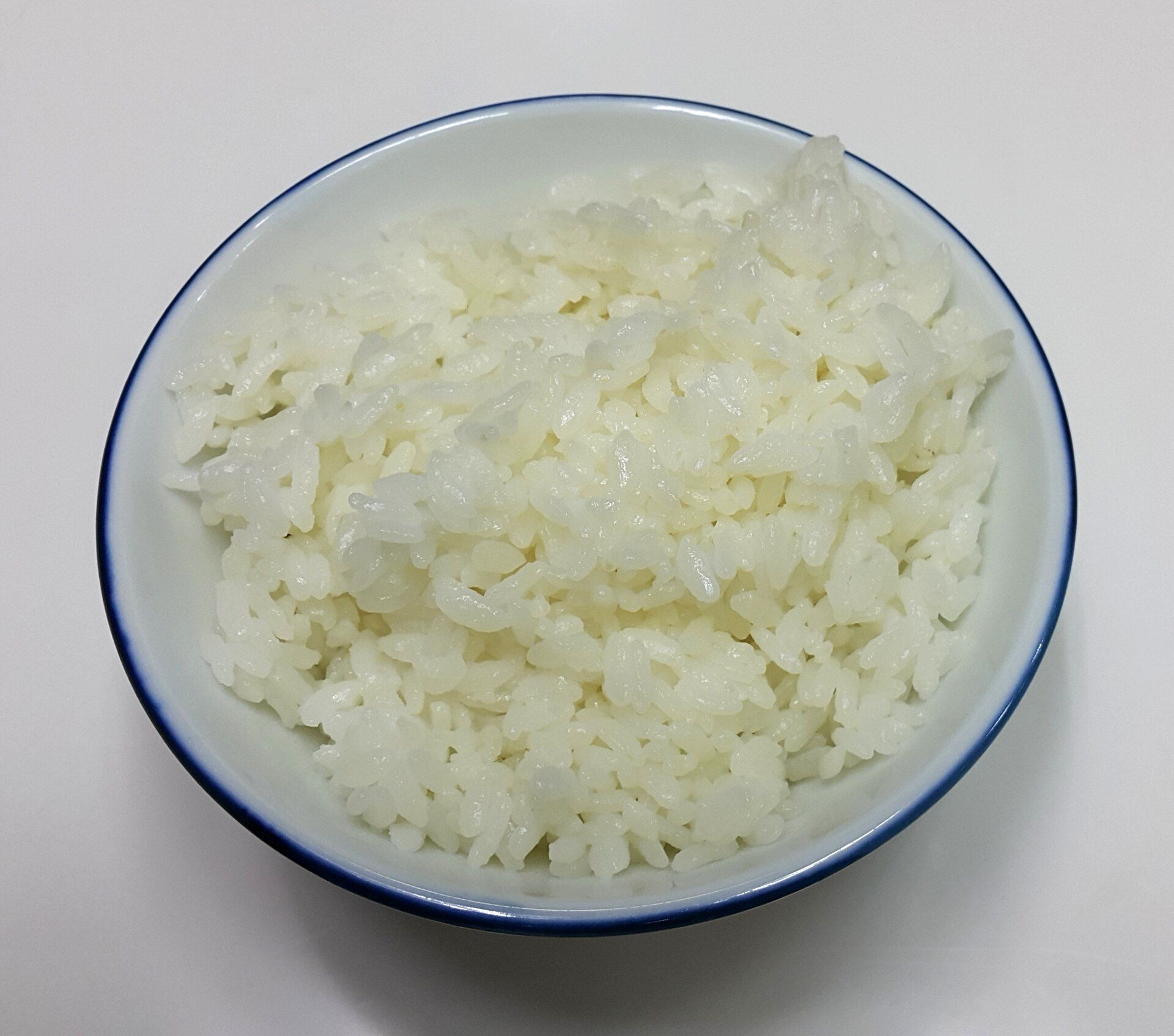 Μπολ με βρασμένο άσπρο ρύζι.