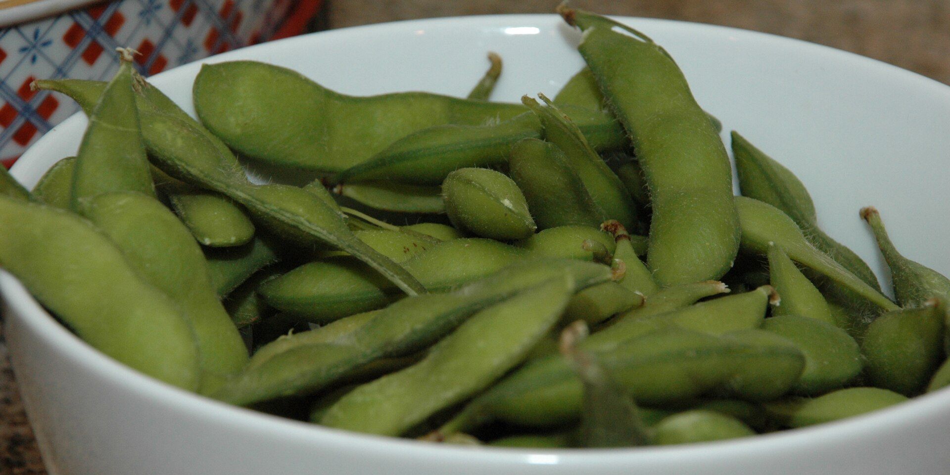 Μπολ με λοβούς σόγιας (edamame).