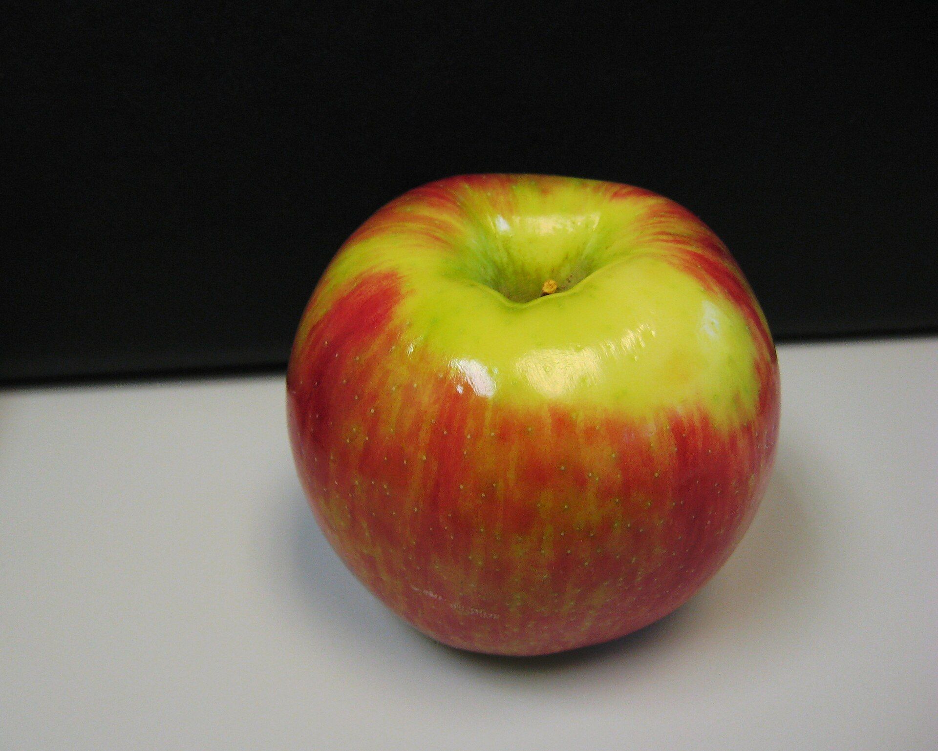 Ένα μήλο ποικιλίας Honeycrisp.