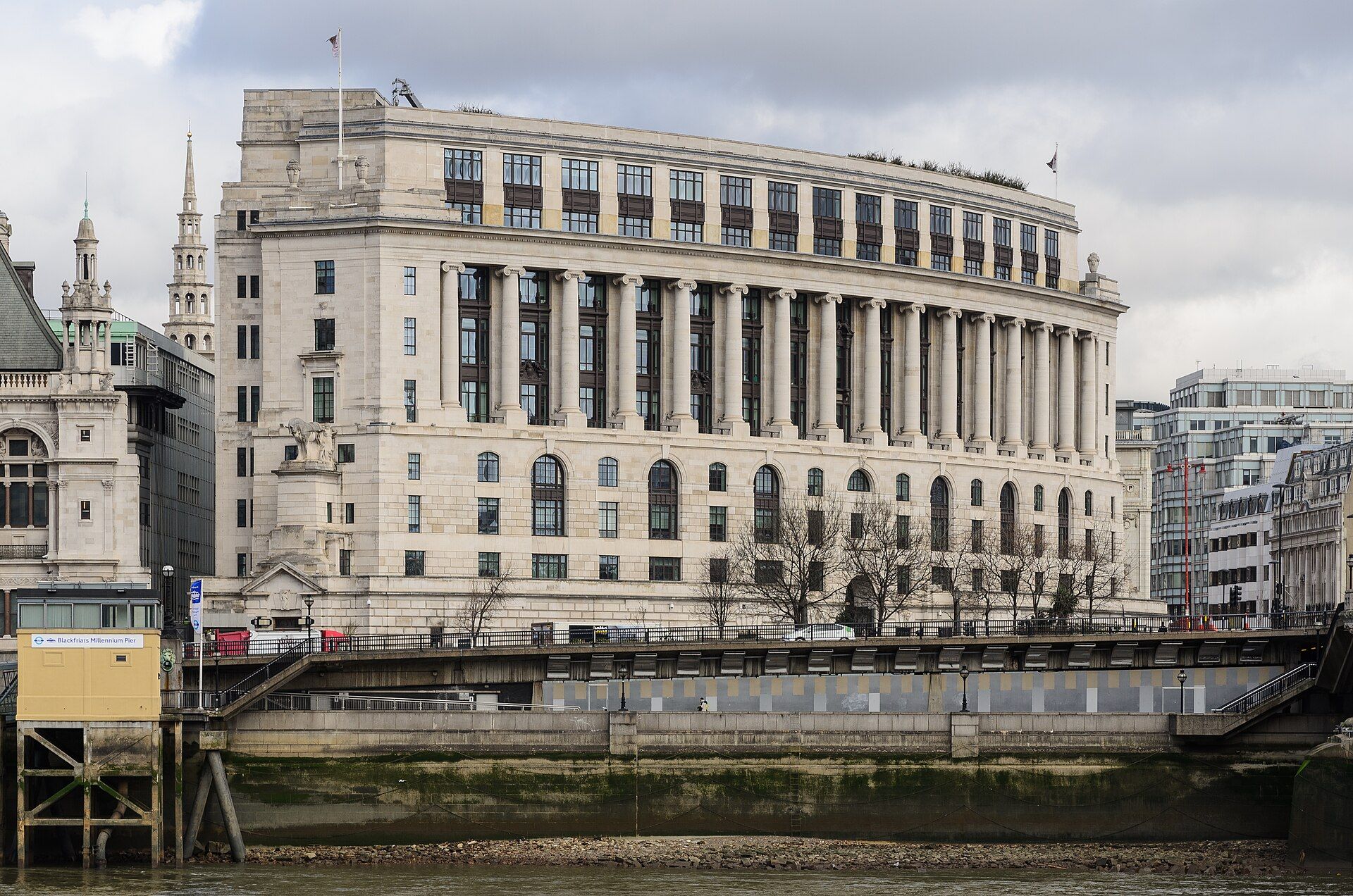 Το κτίριο Unilever House στο Λονδίνο, με την καμπύλη πρόσοψη και τους κίονες.