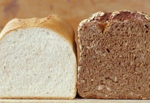 Ψωμί λευκό και ψωμί ολικής άλεσης (photo credit: http://intelliwiser.com)